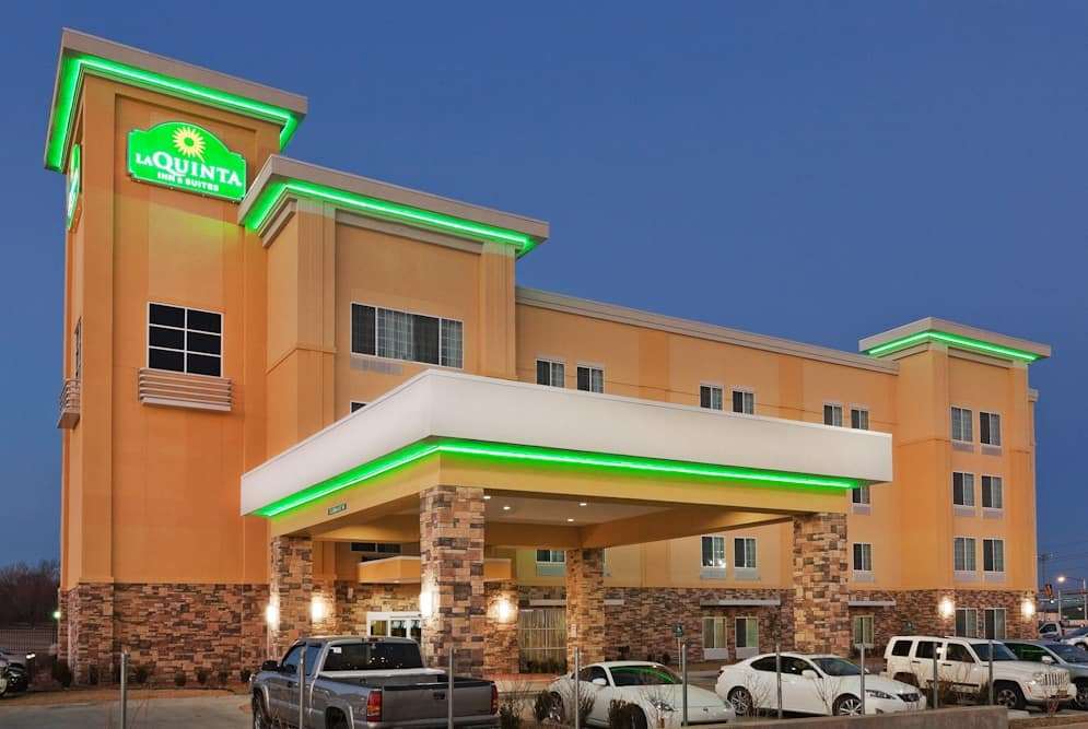 La Quinta Inn & Suites by Wyndham Tulsa Catoosa Route 66 - photo 2