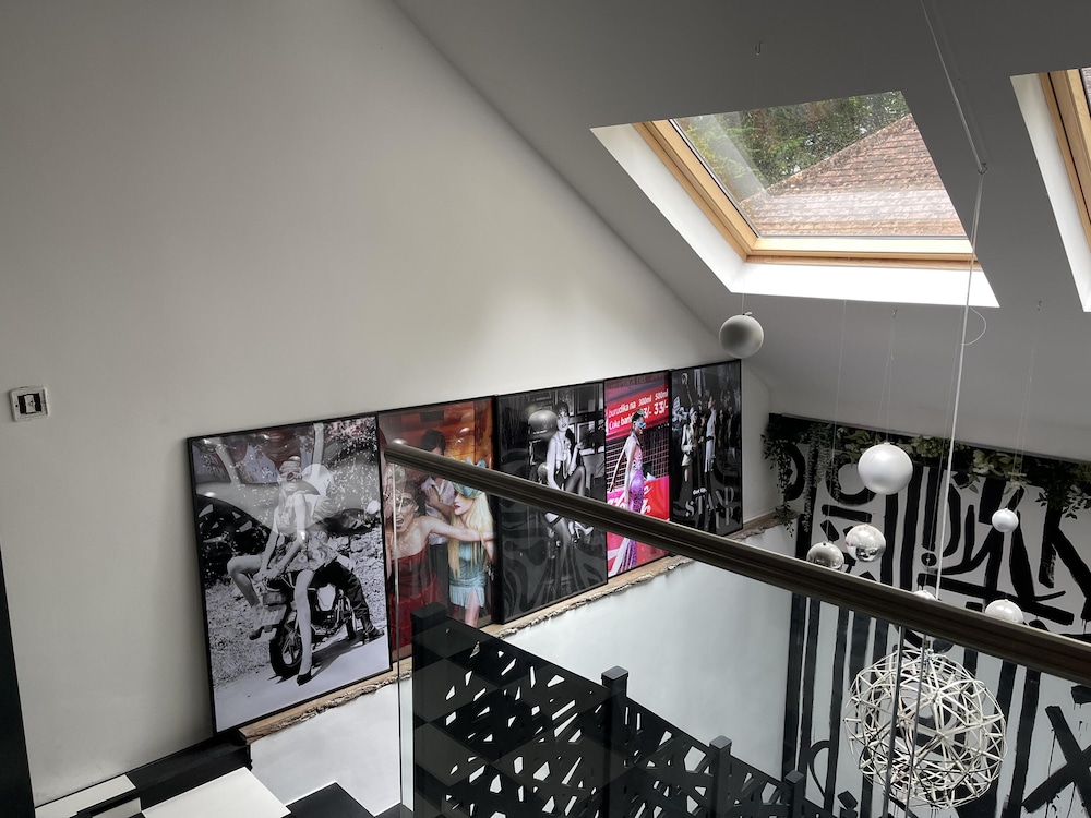 Artsy Retreat Sleeps 8 Free Parking & Balcony pet-friendly hotel Caterham