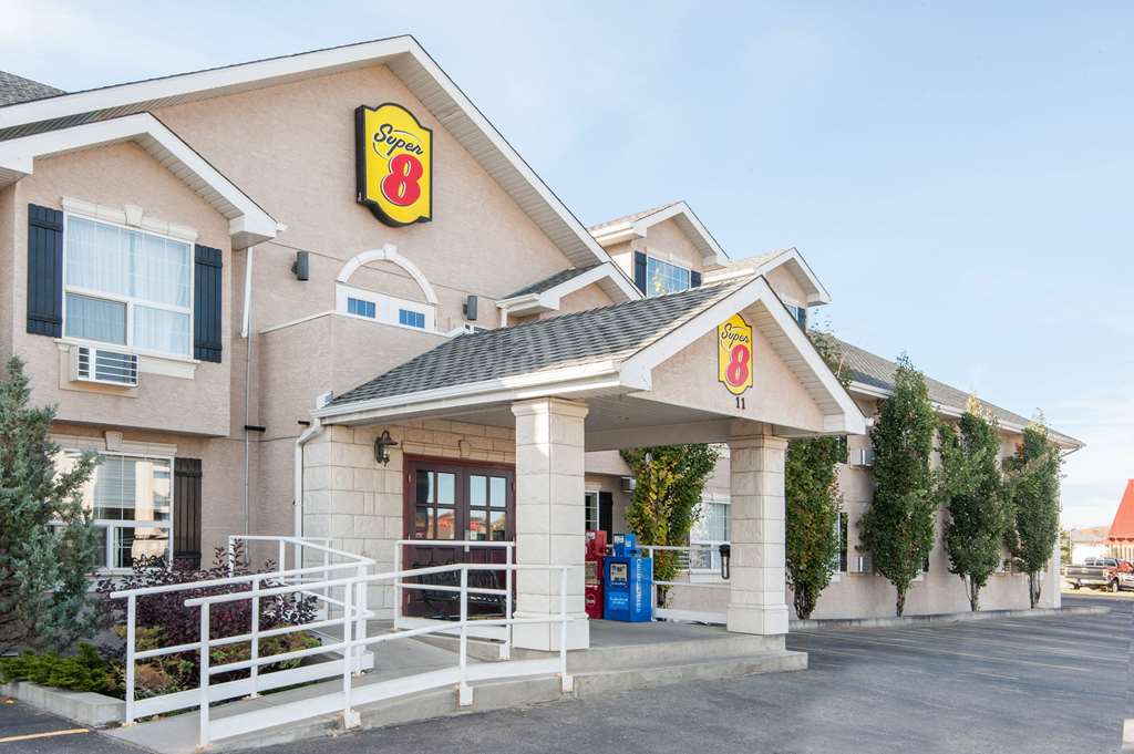 Super 8 by Wyndham Cochrane - carbon neutral hotel in Cochrane