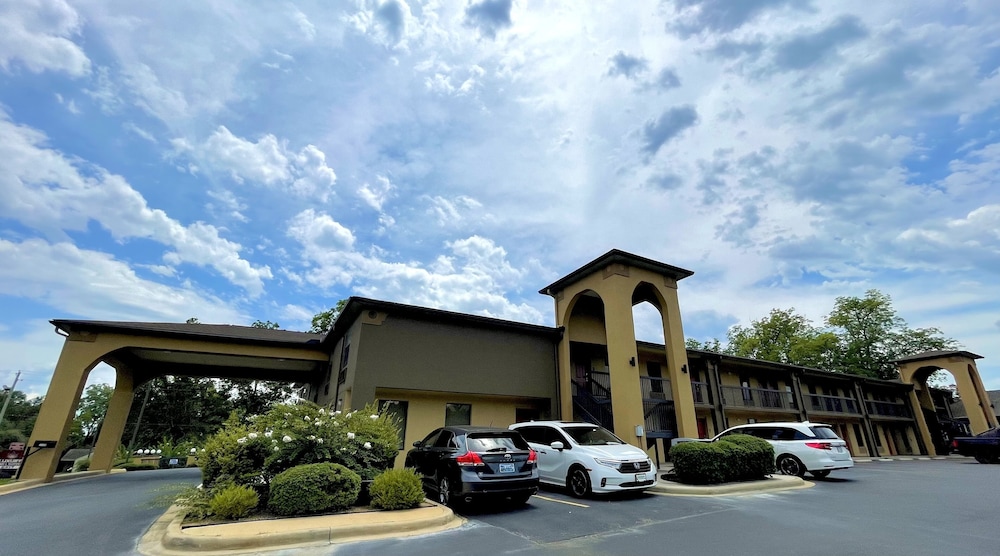 Luxury Inn and Suites - photo 12