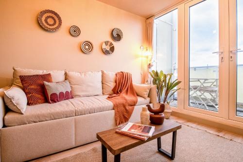 Modern 2BR Apartment with Balcony & City Views near DLR — 4-Star Luxury Hotel in London, United Kingdom
