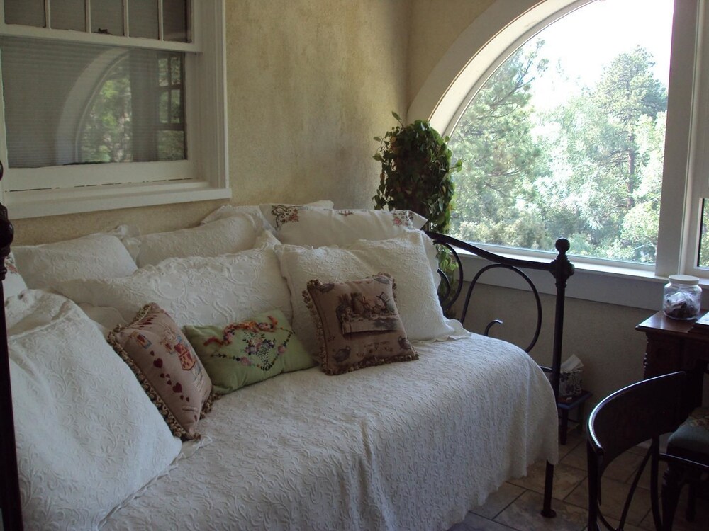 The Cheyenne Cañon Inn - photo 16