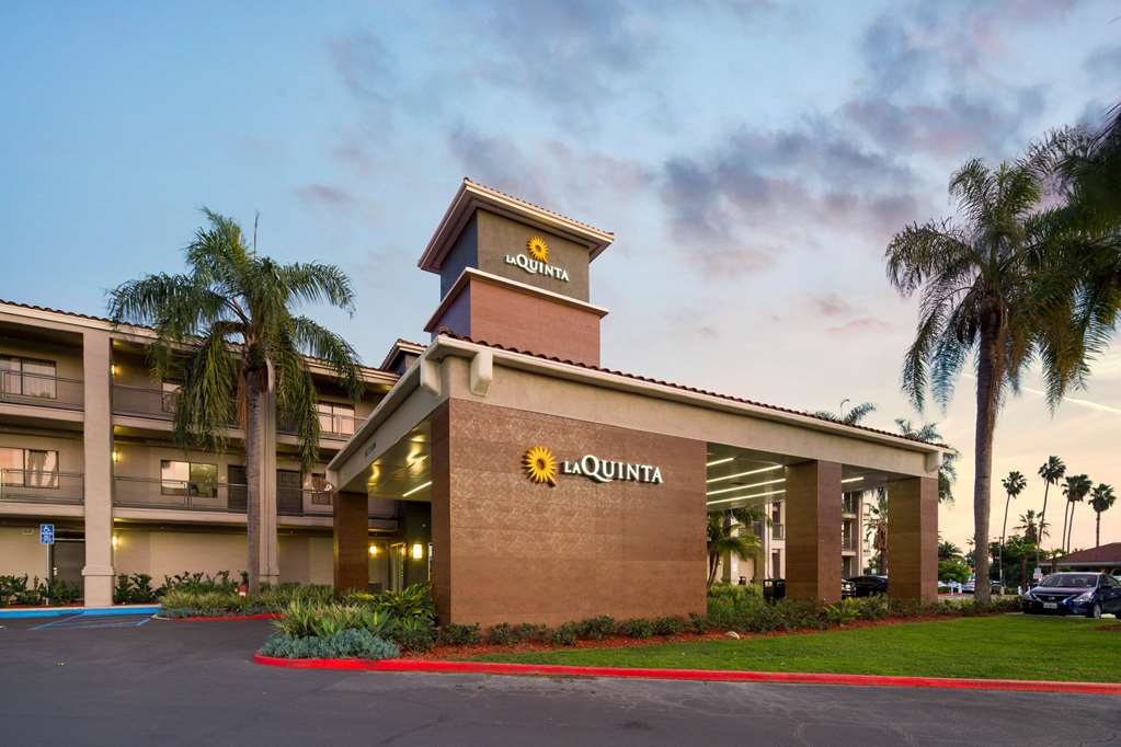 La Quinta Inn & Suites by Wyndham Orange County Airport - photo 2