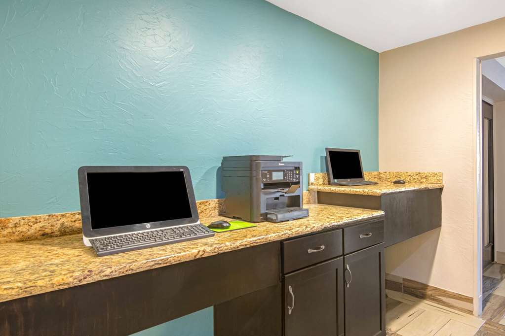 La Quinta Inn & Suites by Wyndham Denison N. Lake Texoma - photo 30