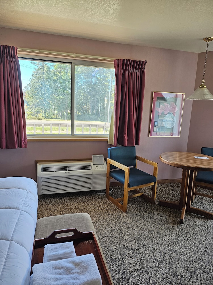 Travelodge by Wyndham Mackinaw City - photo 11