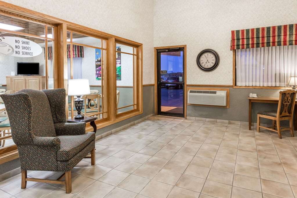 Super 8 by Wyndham Ottawa Starved Rock - photo 2