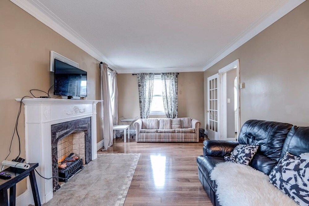 Convenient & Comfortable Manor in Hamilton, Canada