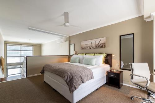 Stylish De Waterkant Loft with Pool Parking and Table Mtn Views