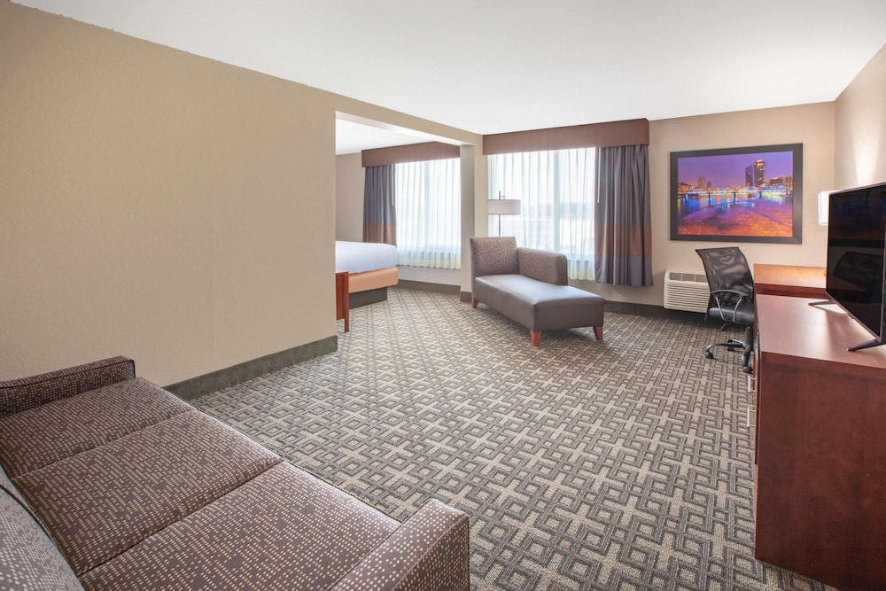Baymont Inn & Suites Grand Rapids Near Downtown - photo 5