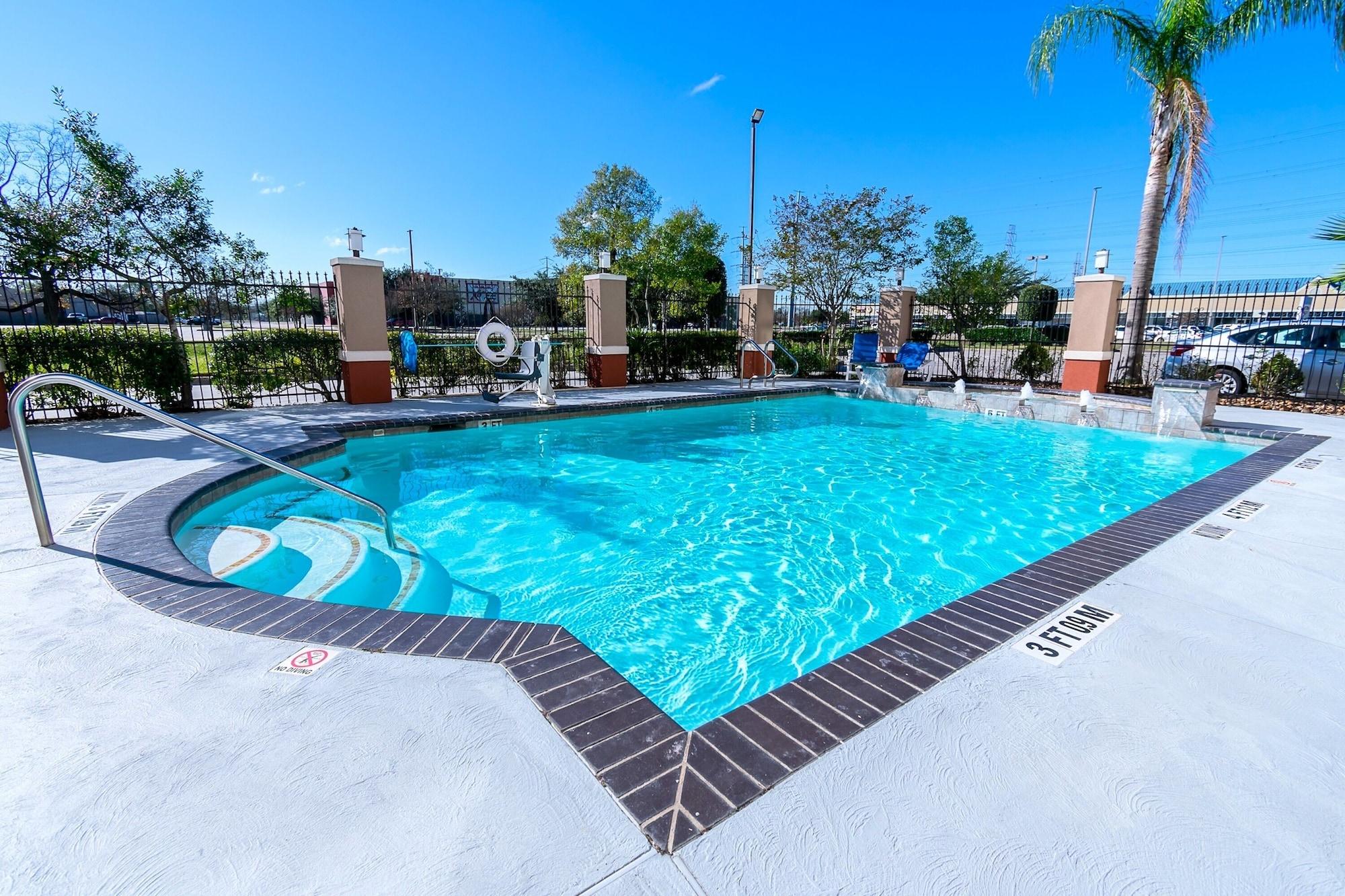Holiday Inn Express & Suites Houston East by IHG - photo 2