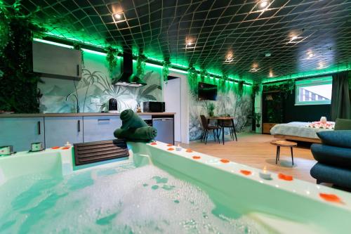 L’oasis Tropicale Jacuzzi Love Room in Niederbronn-Les-Bains, France