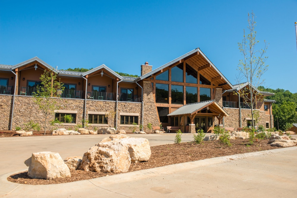 Echo Bluff State Park - carbon neutral hotel in Eminence