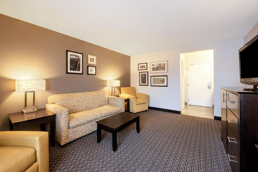 La Quinta Inn & Suites by Wyndham Cleveland Macedonia - photo 41
