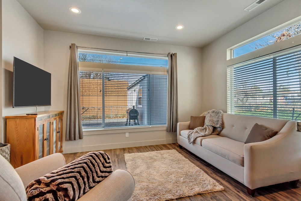Hill Field Stays by Cloud Dream Homes — 4-Star Luxury Hotel in Layton, United States