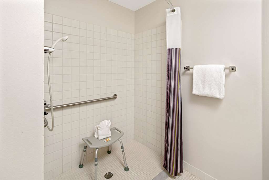 La Quinta Inn & Suites by Wyndham Naples East - photo 10