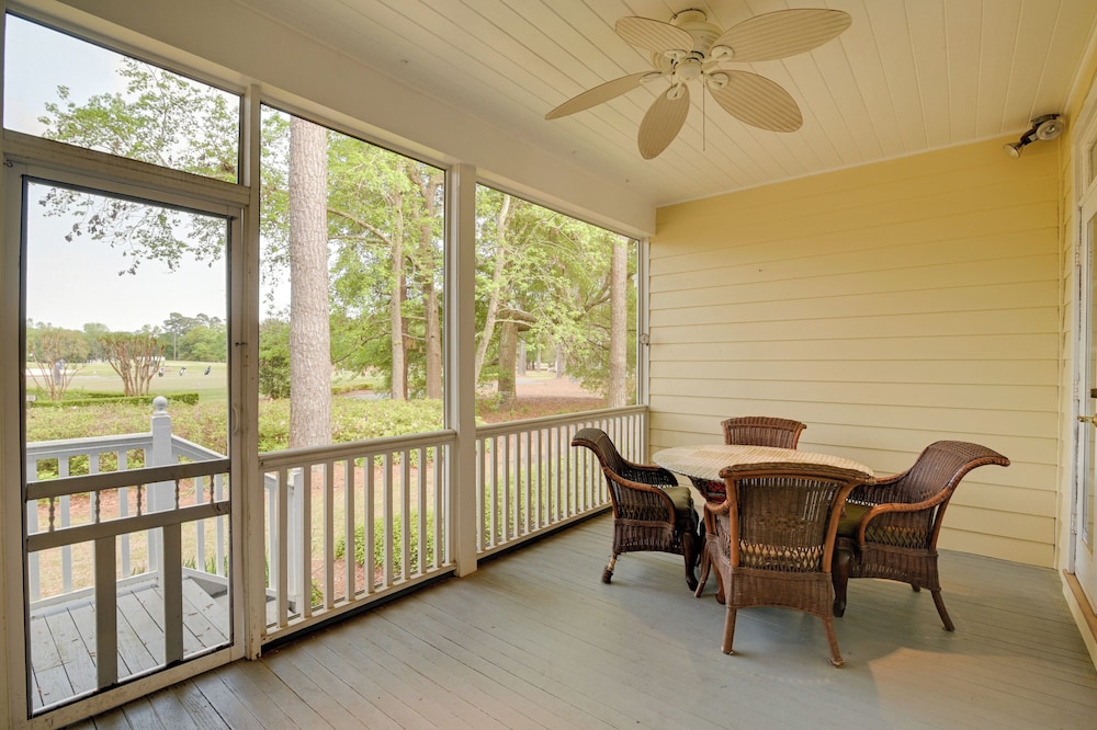 Cottage with Deck And Pool Access About 6 Mi To Beach — 4-Star Luxury Hotel in Murrells Inlet, United States