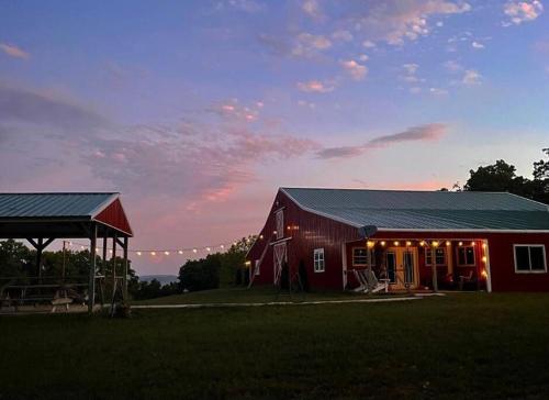 The Presidential Barndominium in the Stable at Bear Mountain — 4-Star Luxury Hotel in Eureka Springs, United States