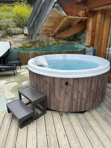 Beau chalet GUSTAVE 4 chambres 50m piste Huez Express — 4-Star Luxury Hotel in Huez, France