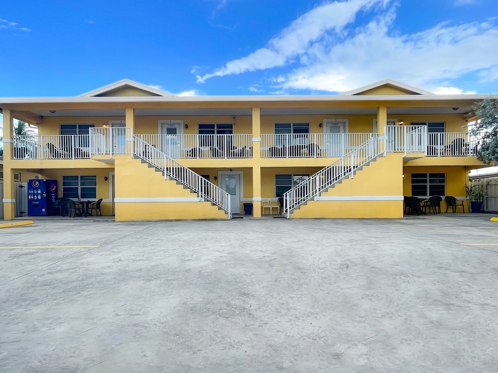 Hollywood by the Sea Hotel - photo 67
