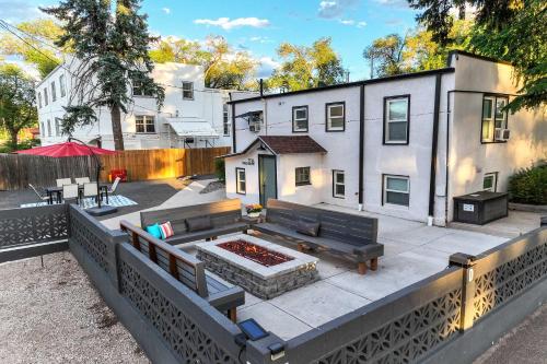 Pikes Estate 5 Apts Fire Pit Big Groups 20 — 4-Star Luxury Hotel in Colorado Springs, United States