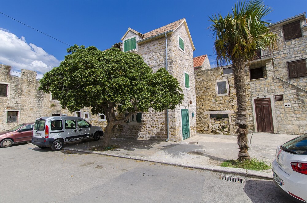 House Gulliver — 4-Star Luxury Hotel in Kastel Sucurac, Croatia