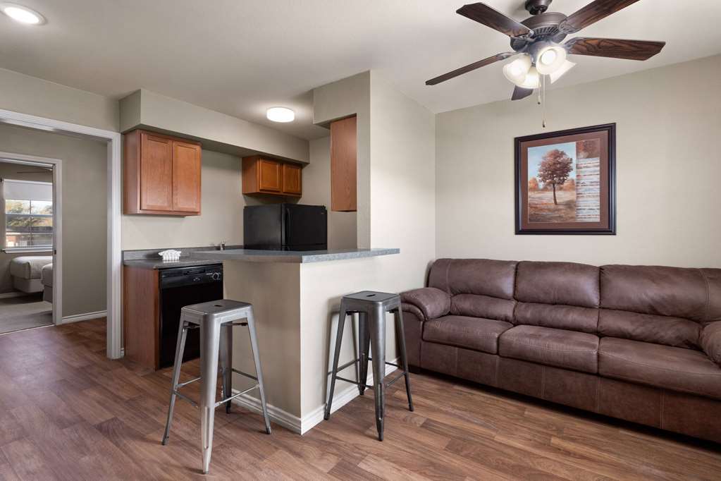 Eagle's Den Suites Kenedy a Travelodge by Wyndham - photo 17
