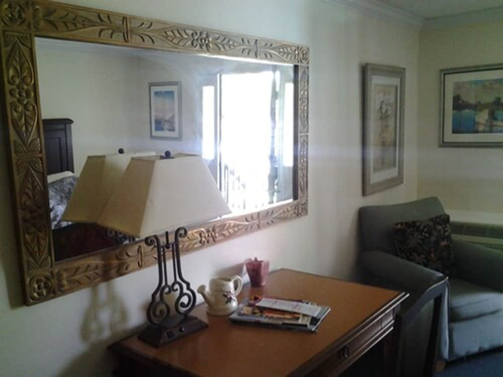 Kenny's Tipperary Inn - photo 14