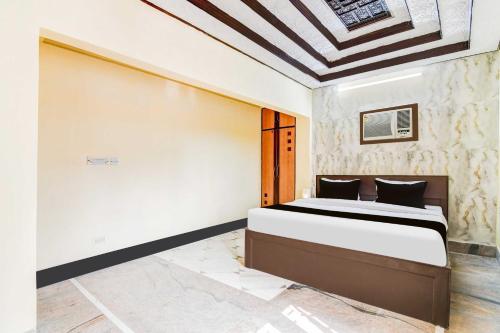 Collection O Lenin Sarani in Kolkata, India