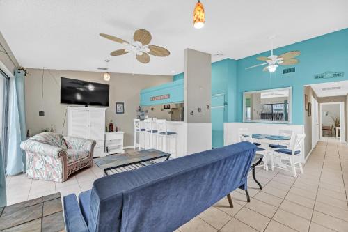 Relaxing and Spacious 2 bed 2 ba Short Walk to Beach B in South Padre Island, United States