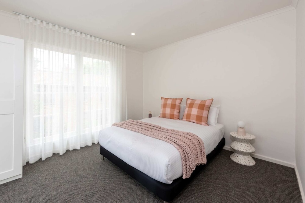 Elegant 2 bedroom House in Prahran w Parking — 4-Star Luxury Hotel in Prahran, Australia