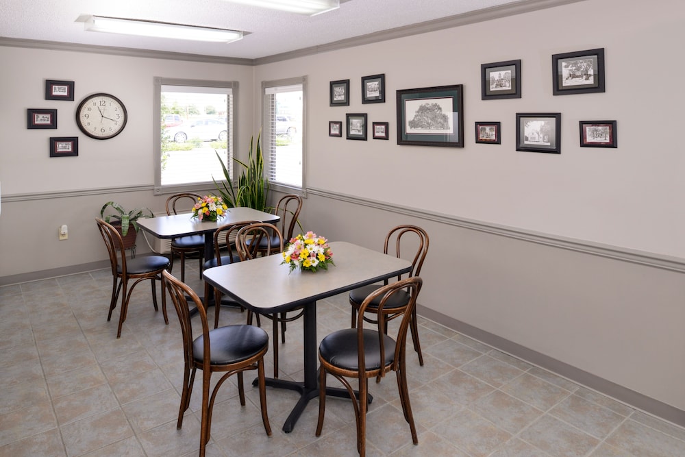 Briarwood Inn Of Geneva - photo 27
