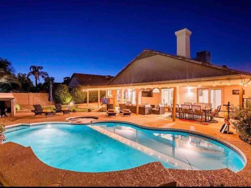 Luxury Scottsdale Retreat Heated Pool And Mini Golf — Phoenix