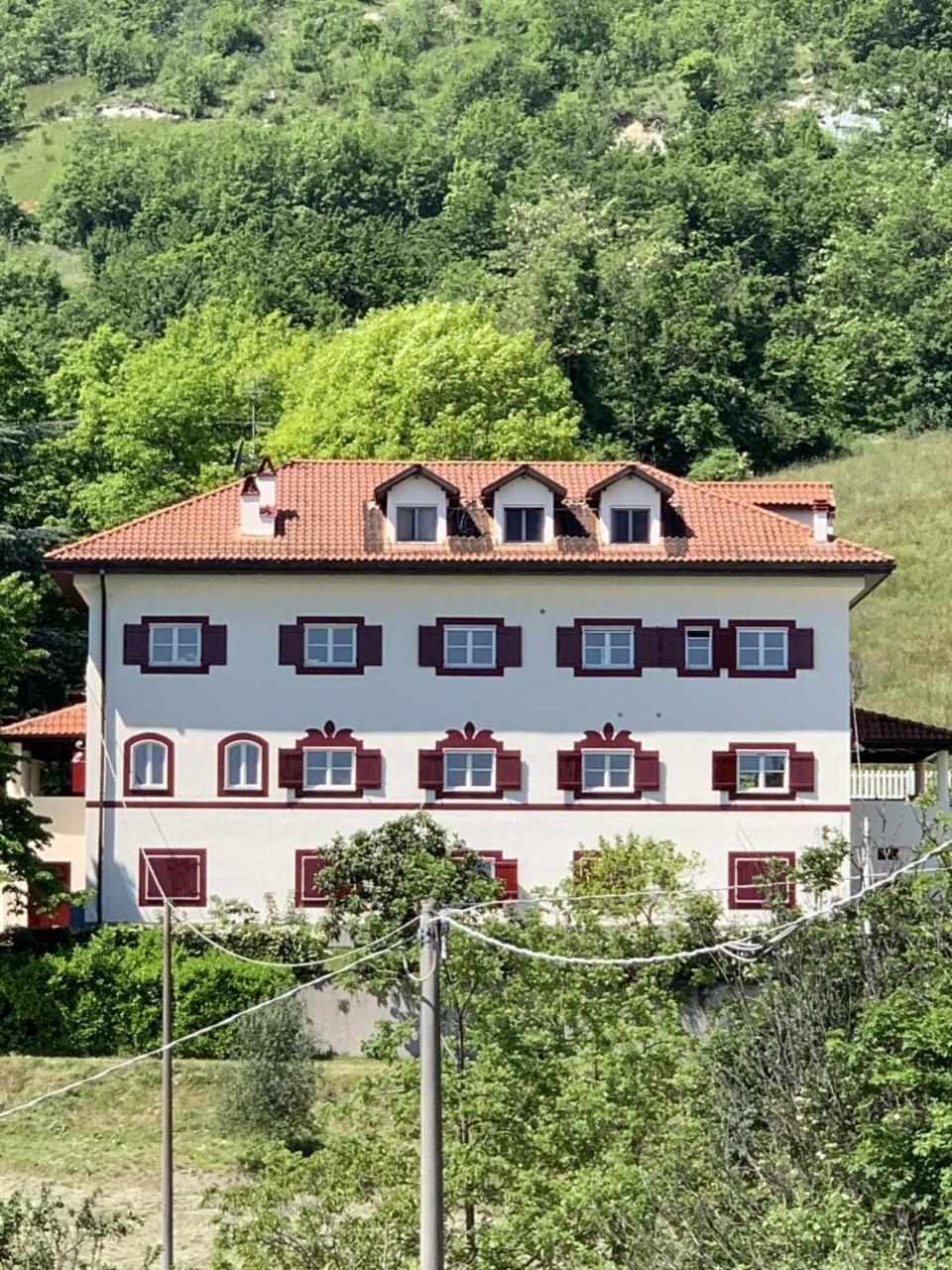 Large Villa for 20 Guests on Large Estate with Private Pool And Tennis Court Big Conference Room with Facilities Villaitaly Eu — 4-Star Luxury Hotel in Cairo Montenotte, Italy