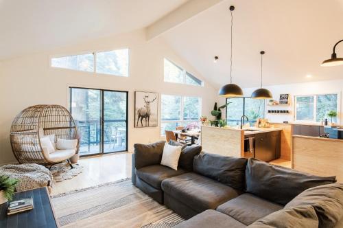 Modern Treetop Cabin by Lake Arrowhead Village — 4-Star Luxury Hotel in Lake Arrowhead, United States