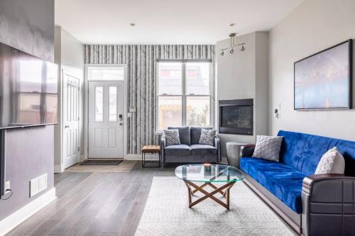 Family Friendly 4BR Retreat Sleeps 12 Private Yard Garage Close to Stadiums Casino & Downtown in Pittsburgh, United States