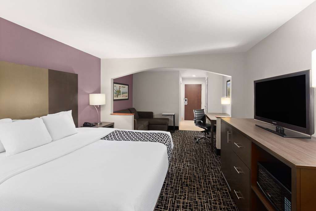 La Quinta Inn & Suites by Wyndham Snellville Stone Mountain - photo 12