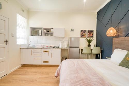 Hampton Collection 2 Sleeper Serviced Studio Apartment with Pool — 5-Star Luxury Hotel in Durban, South Africa