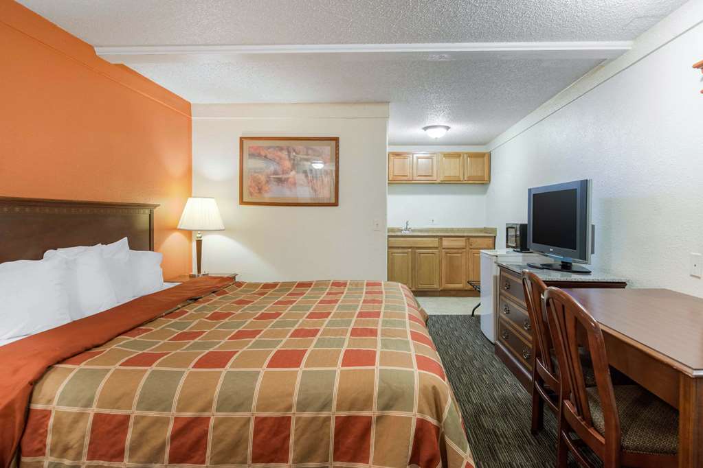Rodeway Inn Auburn Hills Detroit - photo 16