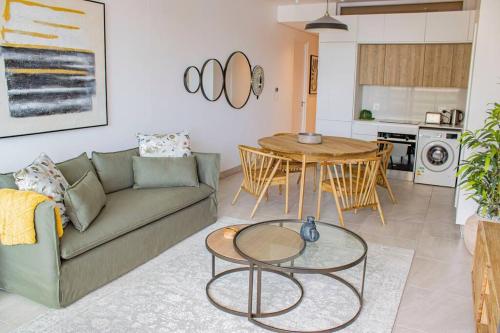 Stylish Apartment Iconic Views — 4-Star Luxury Hotel in Cape Town, South Africa
