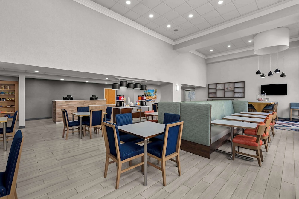 Hampton Inn & Suites Charlotte Airport - photo 38