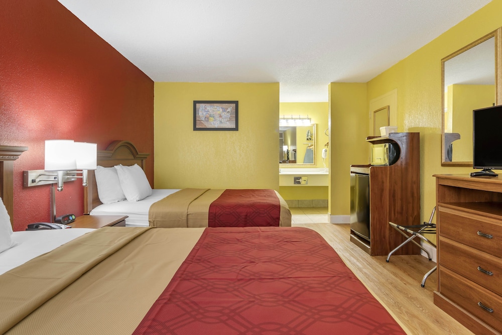 Econo Lodge Douglas - photo 34