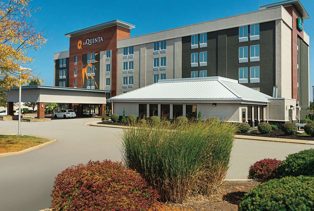La Quinta Inn & Suites by Wyndham Cleveland Airport West - photo 3