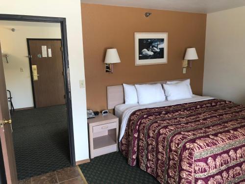 Kings Inn Cody - photo 17