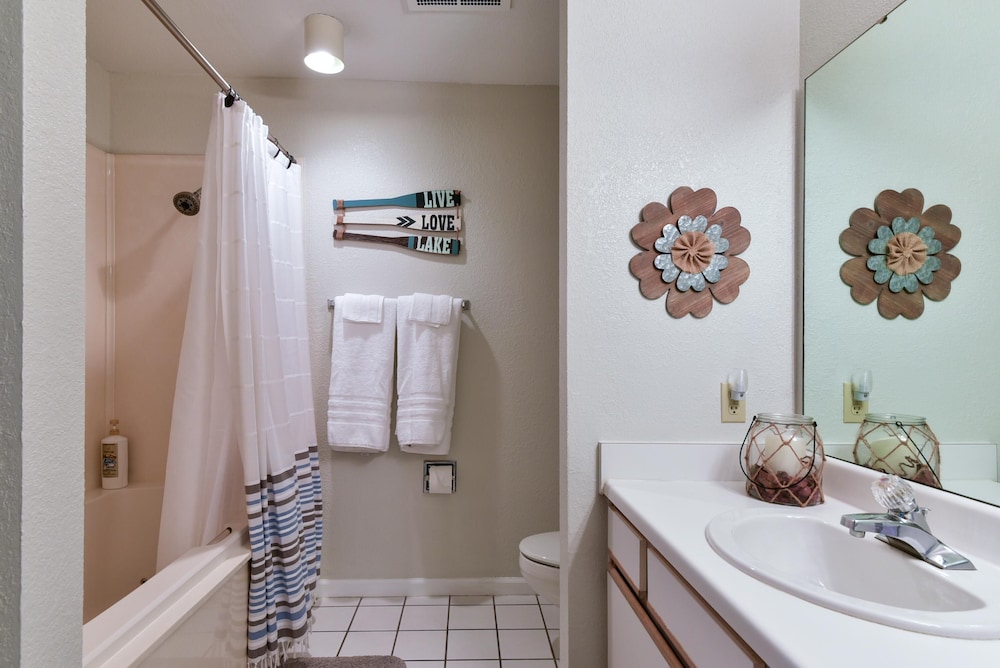 Southern Paradise Resort Amenities Close to Downtown and the Branson Landing - photo 18