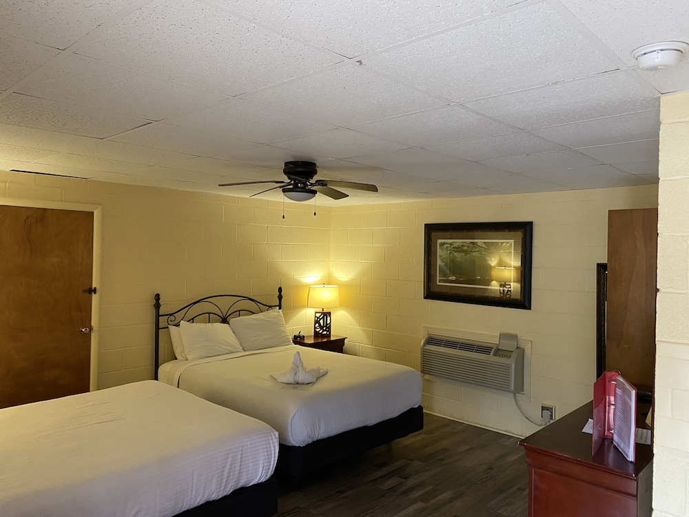 Queen Guest Room located at the Joplin Inn on the highway at the entrance to Mountain Harbor 2 1 2 miles from Lake Ouachita. by RedAwning — hotel in Mount Ida