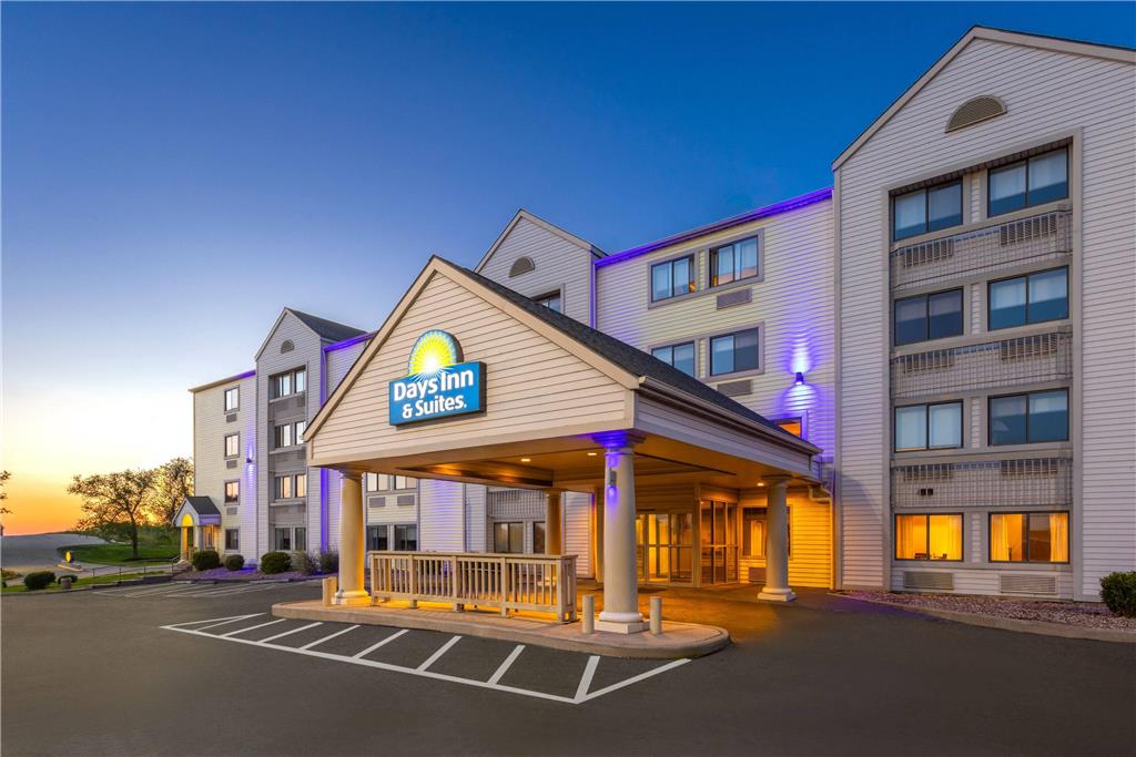 Days Inn & Suites by Wyndham Kansas City South - photo 4