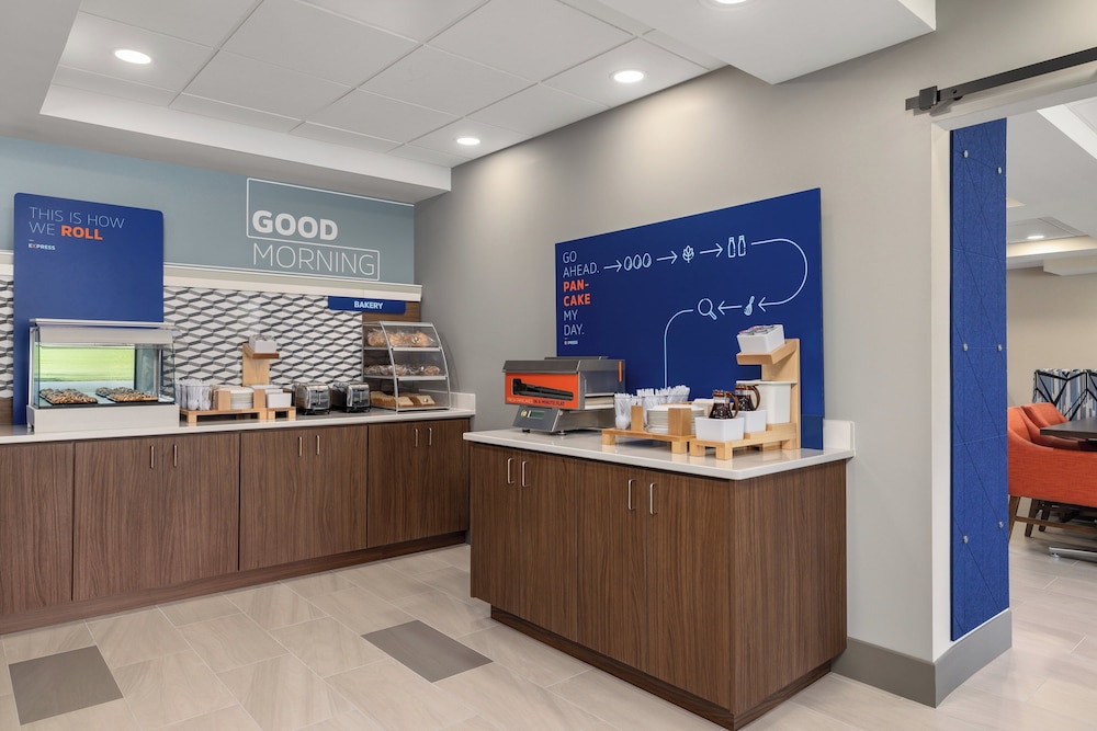 Holiday Inn Express Fayetteville Fort Bragg by IHG - photo 33
