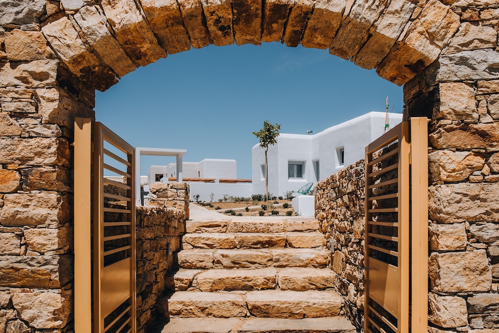 Xerolithos Natural Living in Naxos, Greece