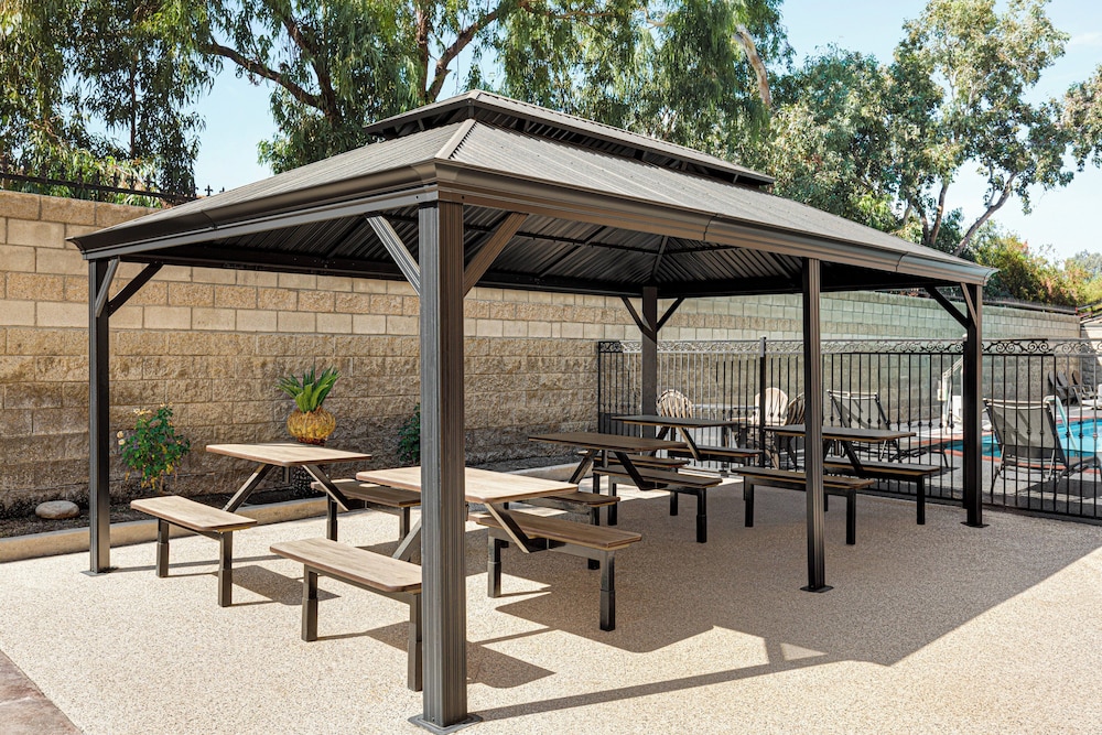 Holiday Inn Express and Suites Bakersfield Central by IHG - photo 30