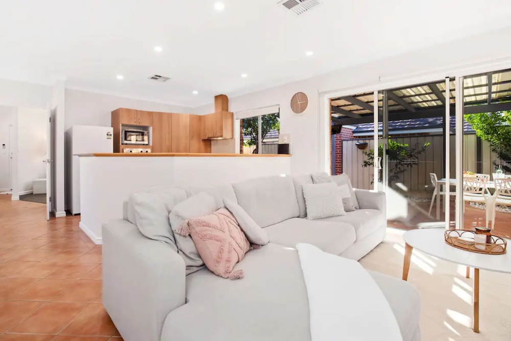 Idyllic Modern Scarborough Home Fireplace BBQ — 4-Star Luxury Hotel in Scarborough, Australia